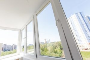 Milyen tényezők befolyásolják a műanyag nyílászáró árakat? 